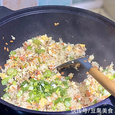 米饭|#奈特兰芝士粉挑战赛#广东美食腊肠蛋炒饭