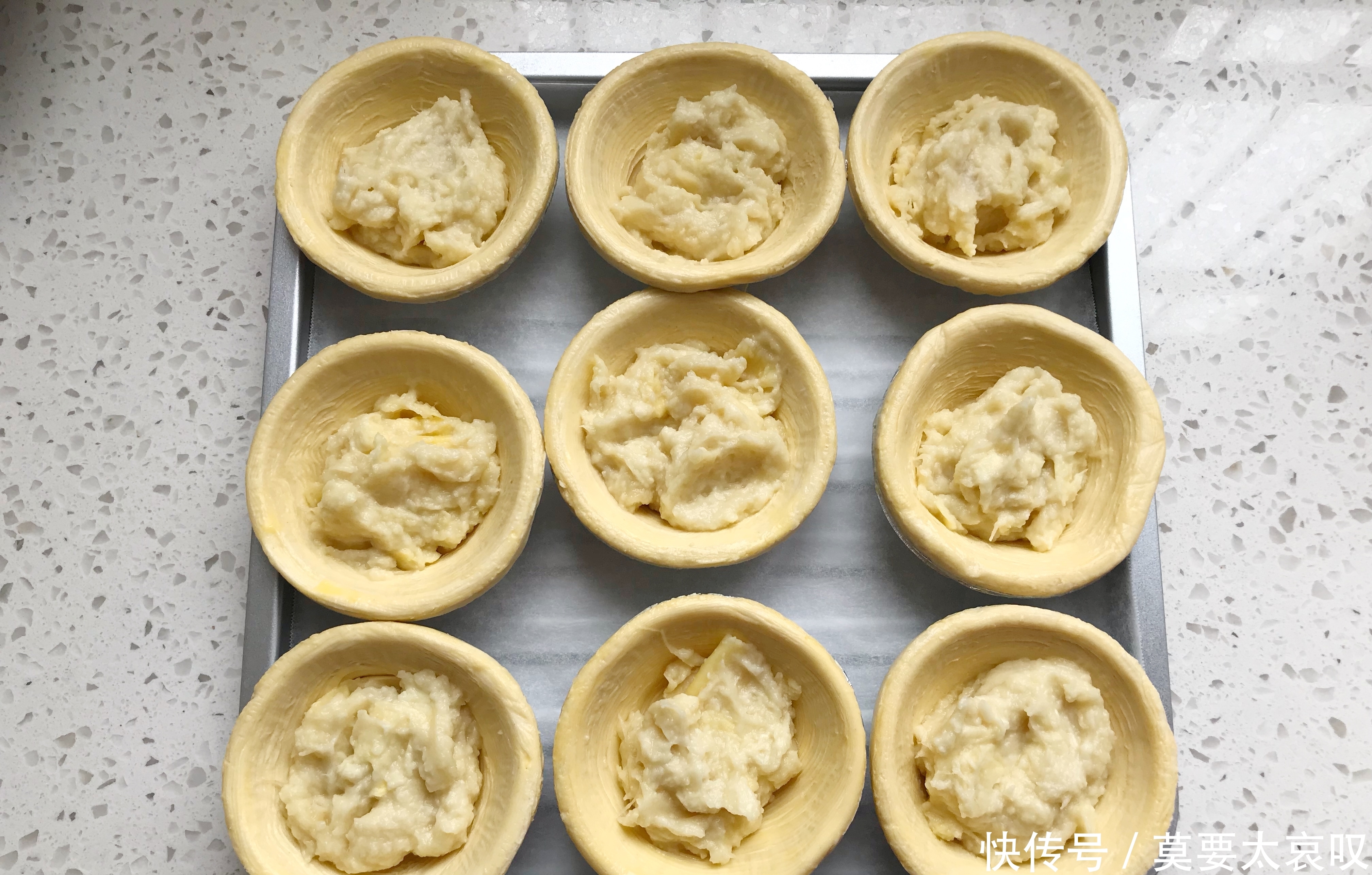 春天爱吃酥皮点心,手不沾面3分钟做1盘,金黄诱人,层层香酥掉渣