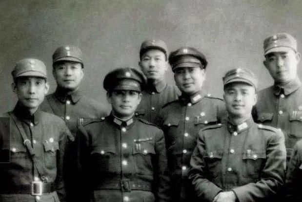 国民党|张灵甫孟兵败良崮，国民党军25师师长黄伯韬真的是见死不救吗？