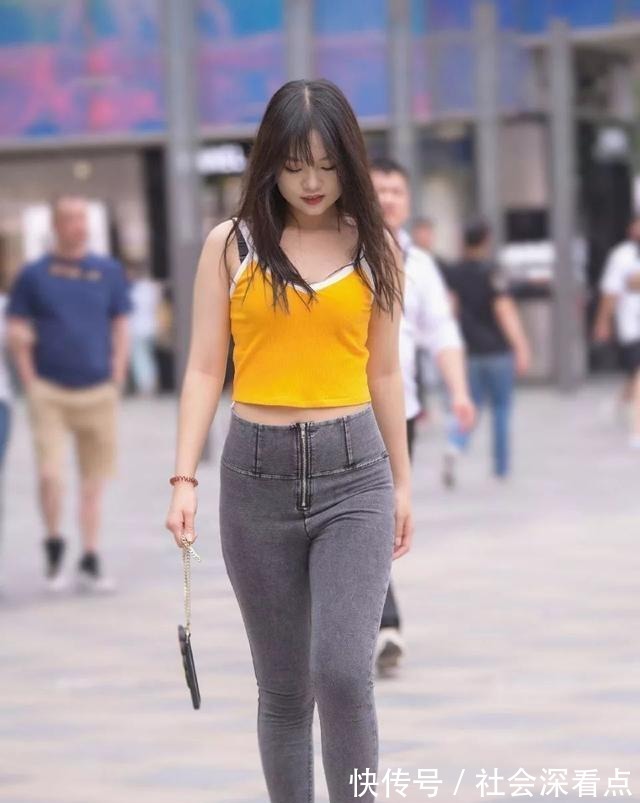 曲线|打底裤勾勒出完美身材，很简单素雅的搭配，玲珑曲线