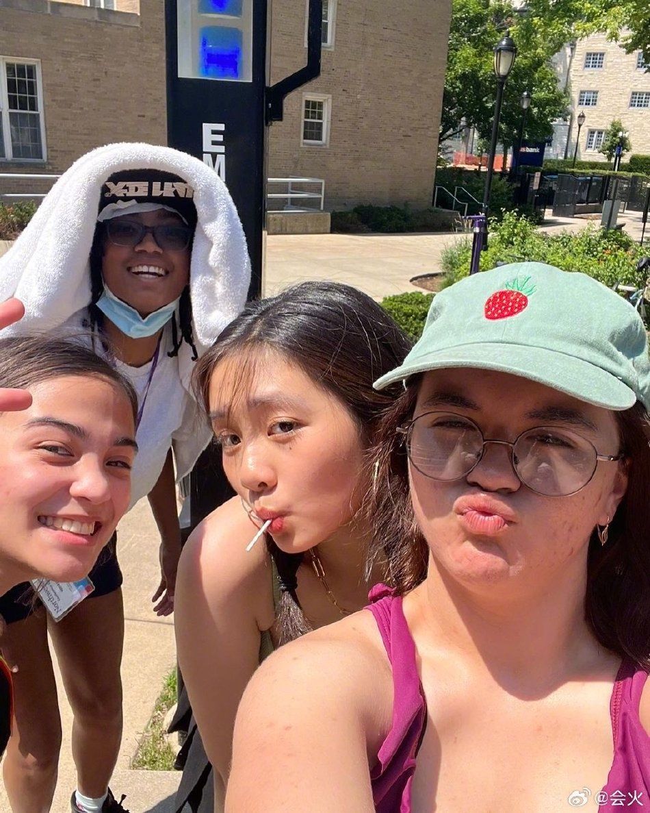 黄磊大女儿黄多多留学照曝光，和同学在海边拍照搞怪可爱 - 360娱乐，你开心就好
