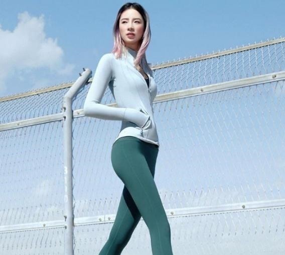 街拍|街拍性感优雅的紧身打底裤美女,展现完美的身材曲线!