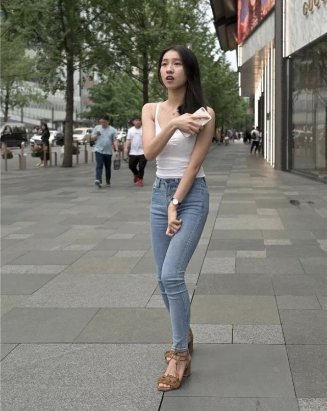 穿腻了短裤搭配T恤,不妨试试吊带短衫+高腰牛仔裤,时尚显气质