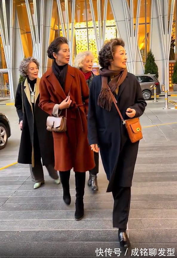 豆绿色 老年人穿搭就服这几位“时尚奶奶”,精致优雅大气,时髦又显年轻