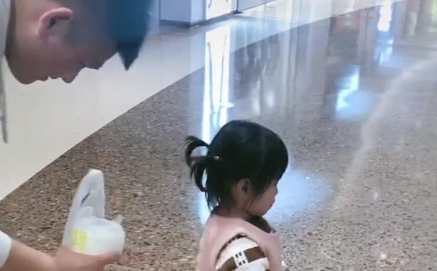 惹祸奶爸|“惹祸奶爸”抢宝宝饮料走红,宝宝本仙女生气了,哄不好的那种