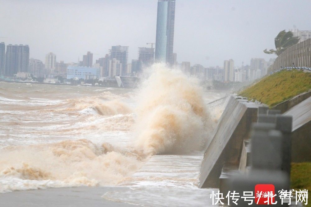 观海|台风“圆规”来袭 海口西海岸沙滩被海浪淹没