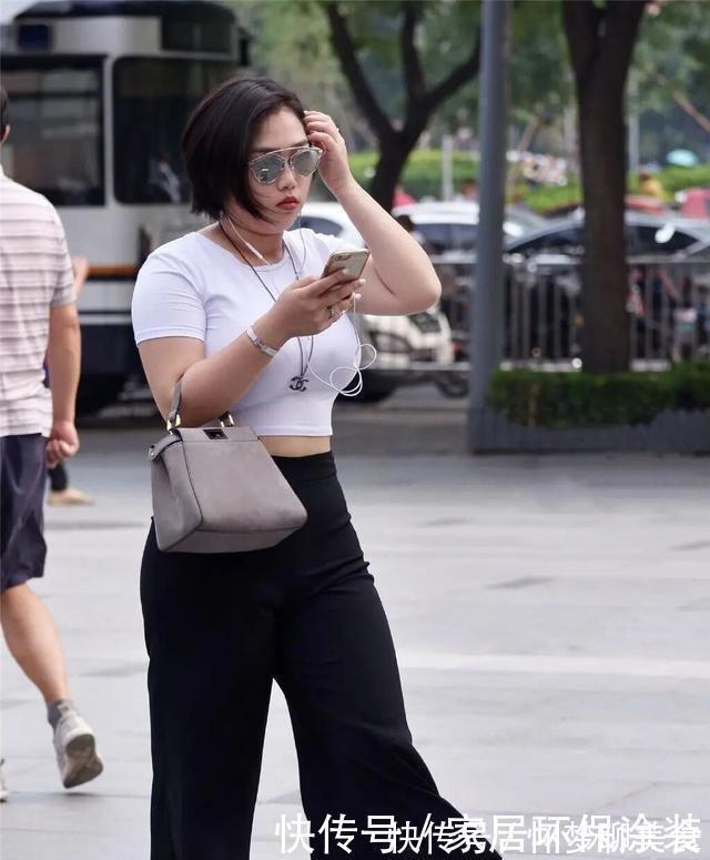 裤子 随便穿搭的瑜伽裤展现时尚风情,展示美女白皙的肌肤,简单百搭
