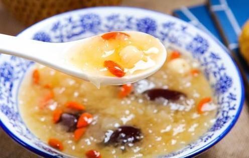 煮银耳,只剪碎是不够的,学会正确方法,20分钟出胶,汤汁更浓稠