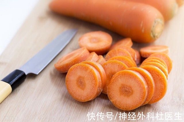 白萝卜 皮肤科医生：秋季皮肤发红、发痒，可常吃4种食物，补水嫩白肌肤