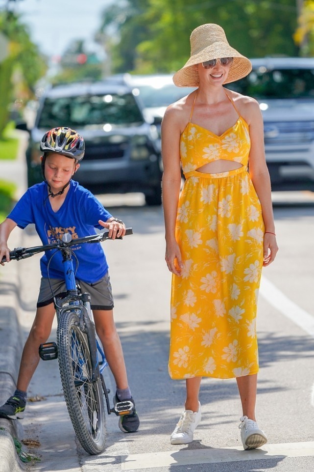 女性|伊万卡穿得真清凉, 腰上还有“漏洞”, 这气场不愧是特朗普的女儿