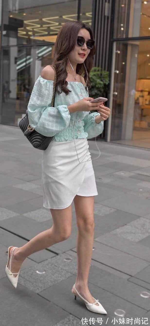 严肃感|雾霾蓝与清纯白相碰撞,小姐姐俏皮又性感,这样穿灵气感十足