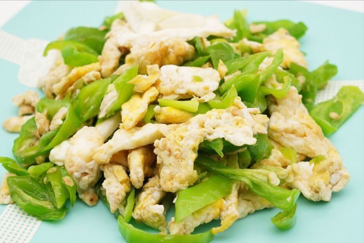 青椒炒鸡蛋,先炒青椒还是鸡蛋?用对方法,青椒脆嫩鸡蛋爽滑