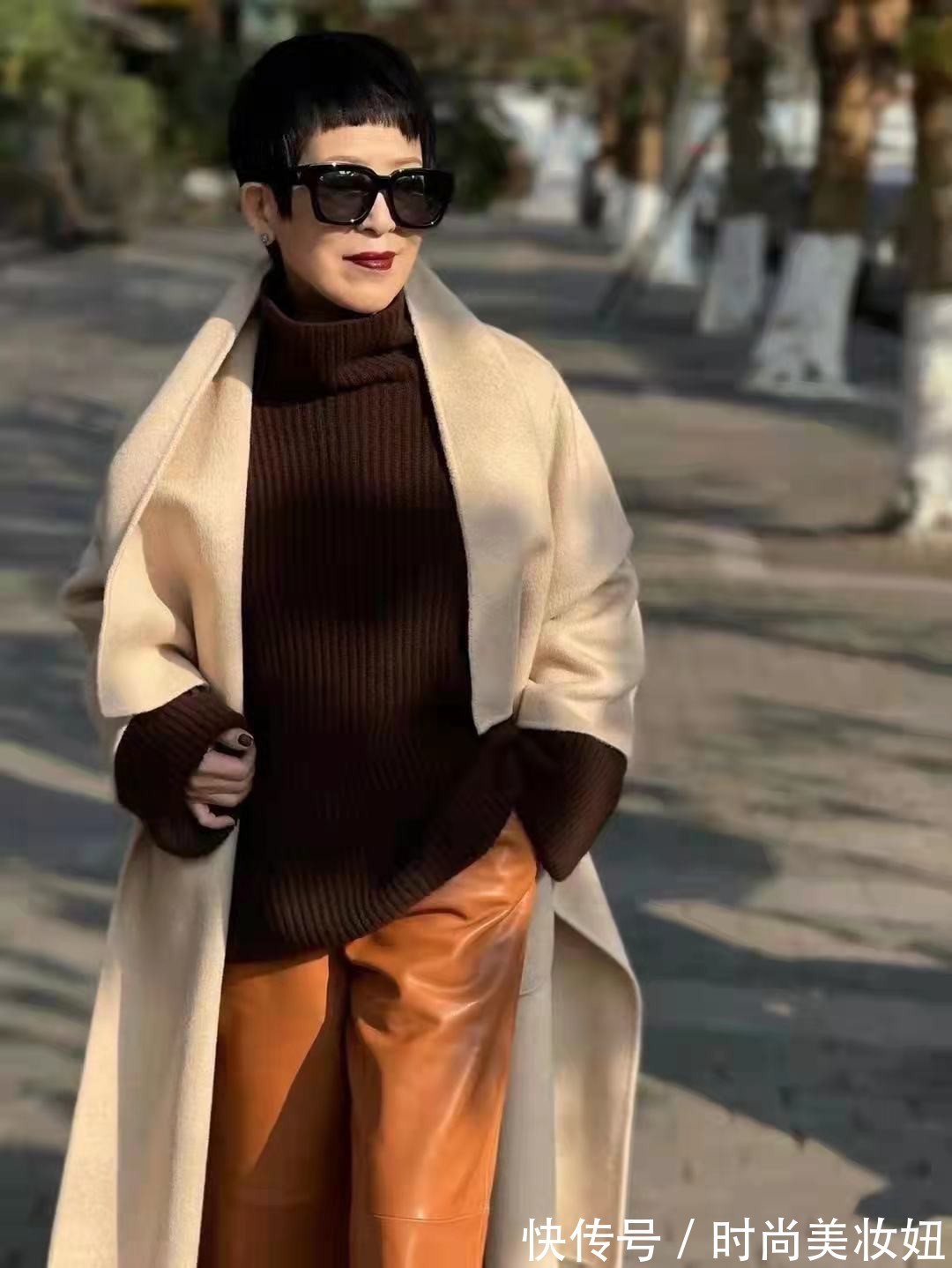 时髦|年过50岁的女人,学万能穿搭公式基础色+中性色,高级时髦