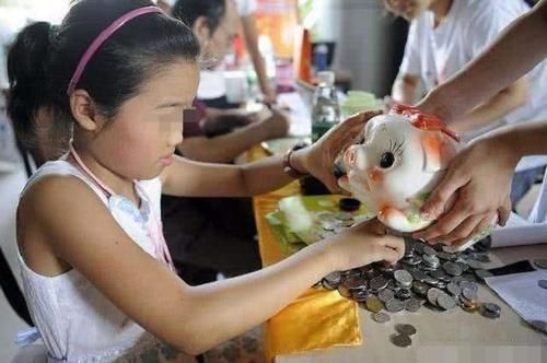 轩轩|6岁男孩50元只买回一袋盐,亲妈上门讨说法,收银员自己看监控