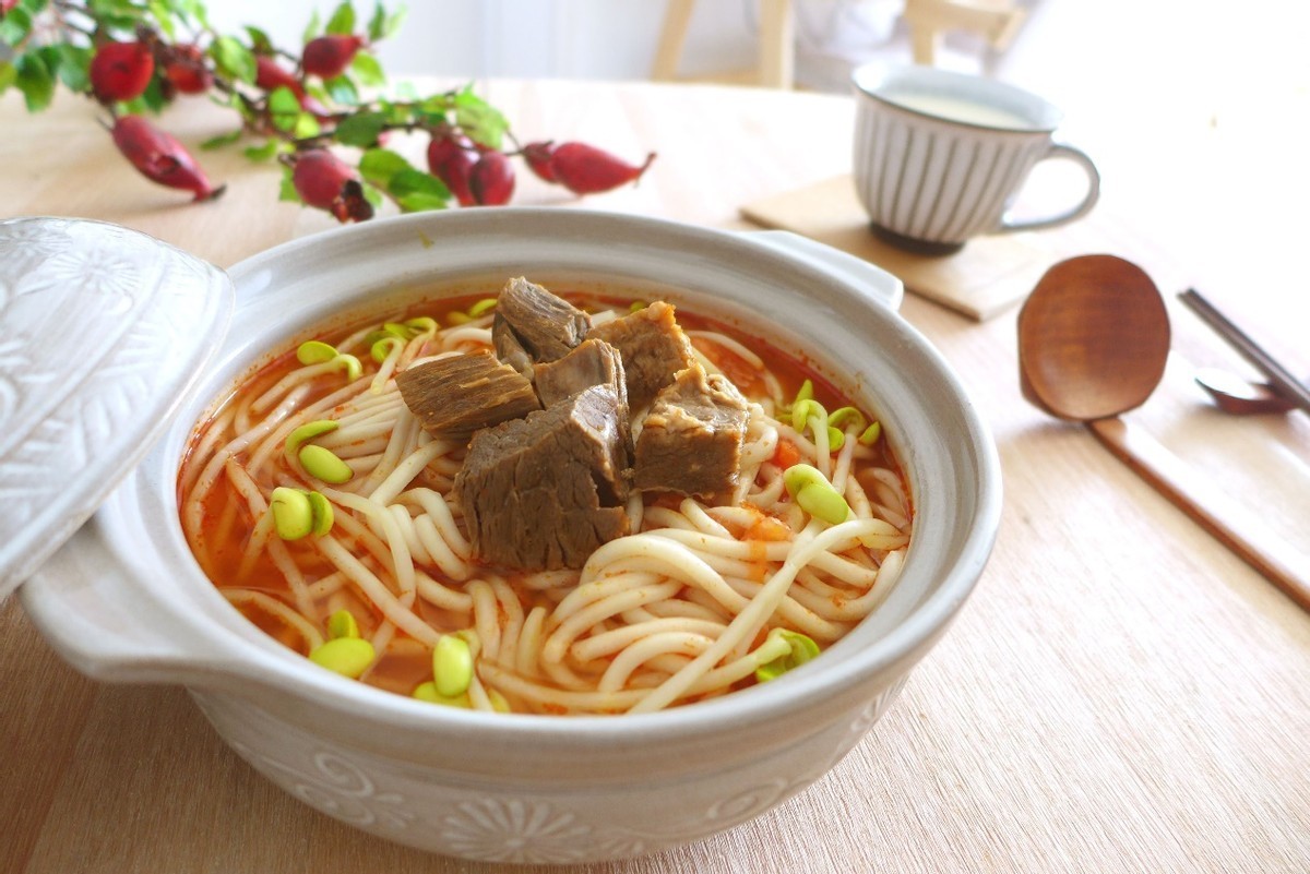 一碗热气腾腾的番茄牛肉面，简单好吃，连汤都不剩