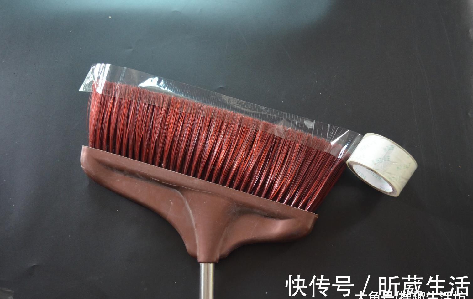 把胶带粘在扫把上, 放在家里有大用处, 解决了家家户户的一大难题