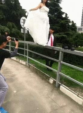 |搞笑GIF：太高兴了 据说新娘当时都开心的哭了