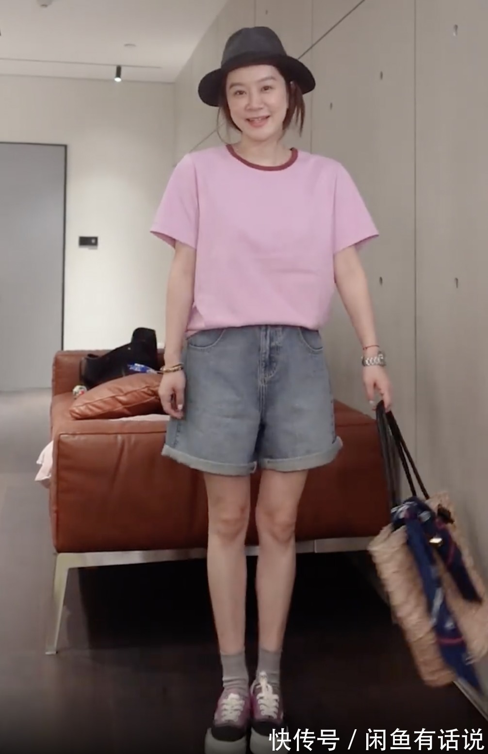 效果|37岁阿姨真会穿,用T恤+牛仔短裤搭出5种不同效果,减龄还很时髦