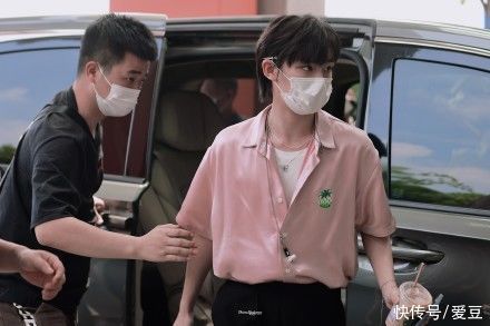 我们粉|210621 丁程鑫《快乐大本营》上班饭拍出炉 才不是小枣糕,我们粉着呢