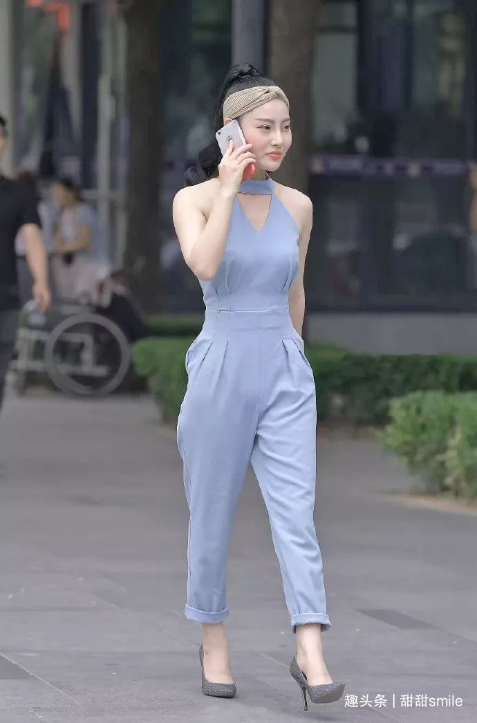 高跟 小姐姐脚上一双绑带设计的黑色高跟凉鞋,给整体添加了不少的分数