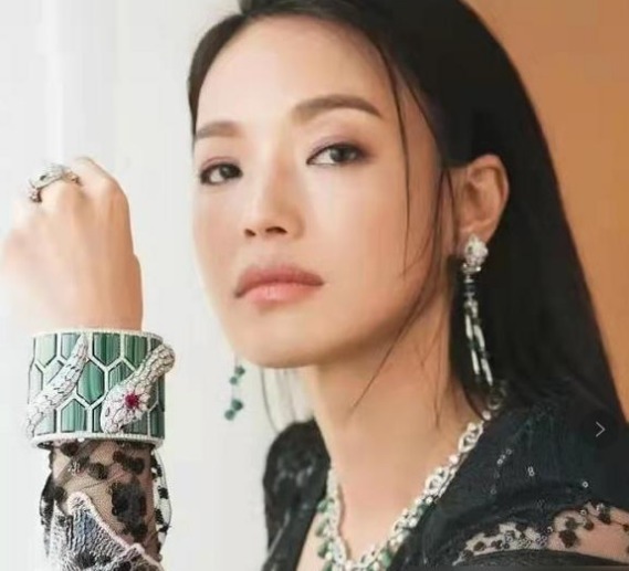 舒淇$“御姐女神”舒淇身穿长裙佩戴满绿翡翠站在花间, 美如一位仙子!