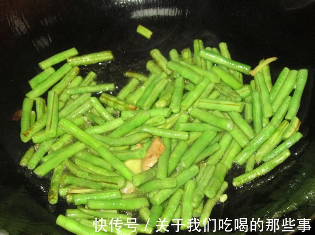 豇豆段|豇豆一炒就变色?教你做法,不焯水不过油,嫩绿又爽脆,还入味