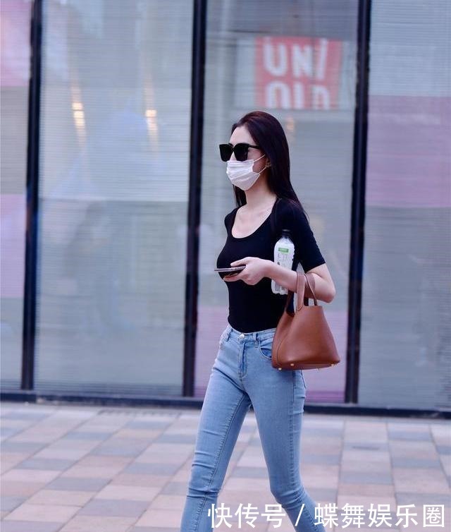 女神|夏季紧身牛仔裤成了主要穿搭,三里屯女神穿的全是百搭显瘦