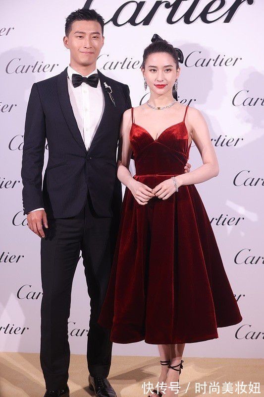 穿搭 何超莲穿衣真“大胆”,丝巾直接当挂脖上衣性感迷人,又美出圈了