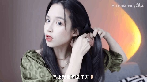 丝巾 别再披头散发了!这3个发型小技巧显嫩又高级