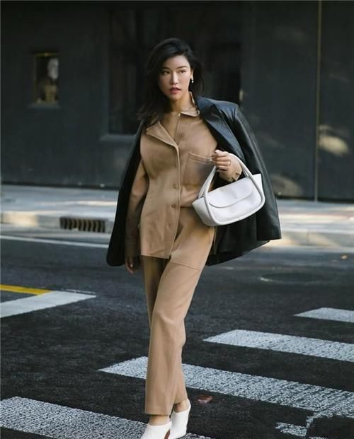 最近火了一种裤子，它叫“香烟裤”，搭配大衣，连气质都变高级了