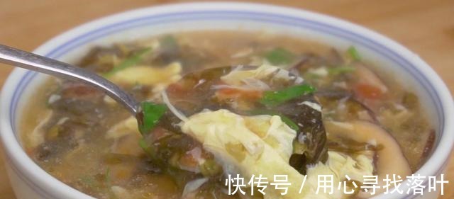冬天来一碗这样的素菜汤,成本低营养暖胃,特别适合老人和小孩吃!