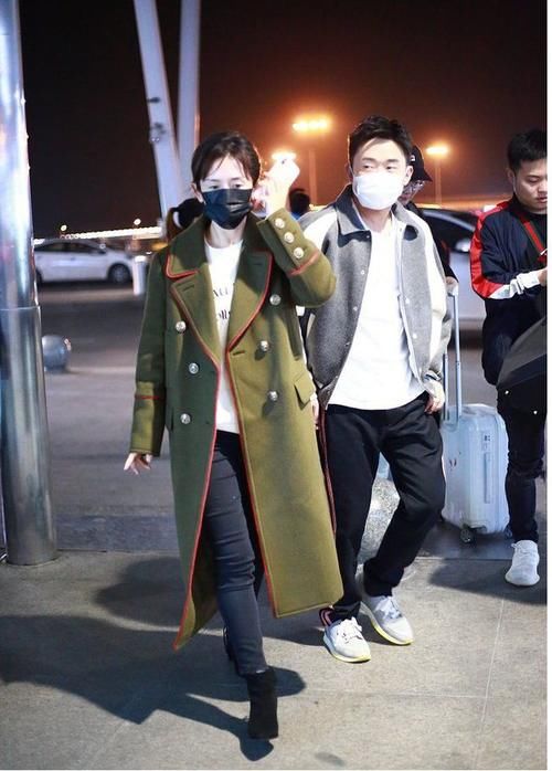 穿搭|女明星气质感真好，扎低马尾搭配风衣走机场，尽显时尚范