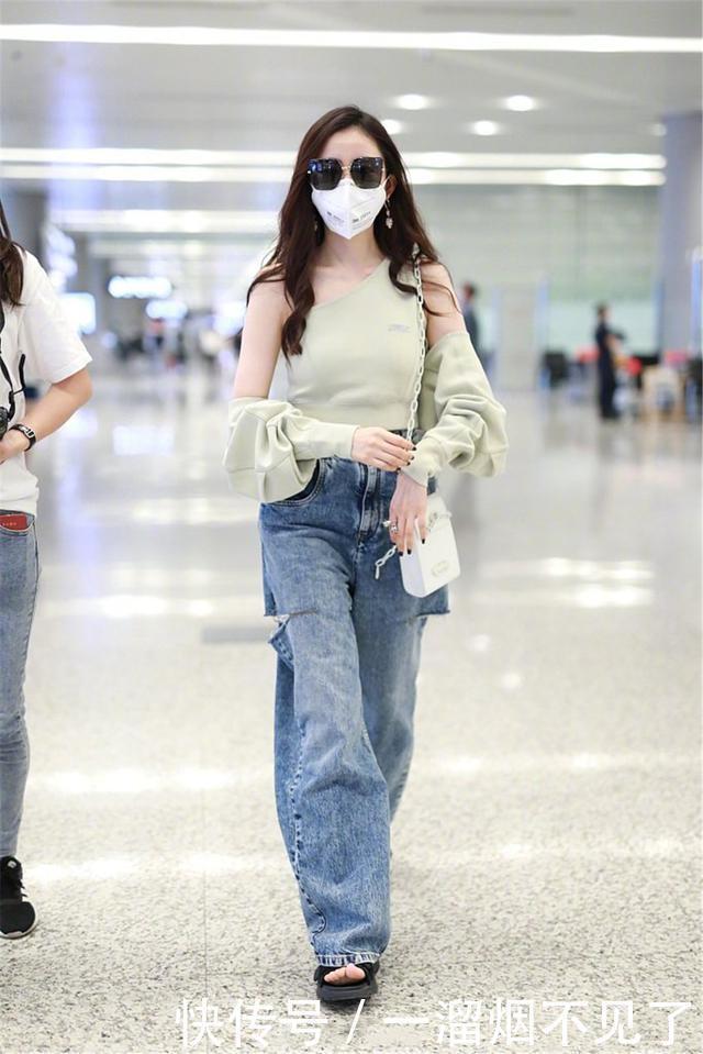 明星都爱一种穿法叫“上紧下松”，时髦又显身材，腿粗女生也能穿