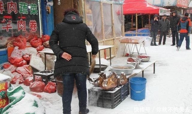 东北菜市场|大雪后东北农村菜市场,小贩冒雪去叫卖,猪血论盆卖
