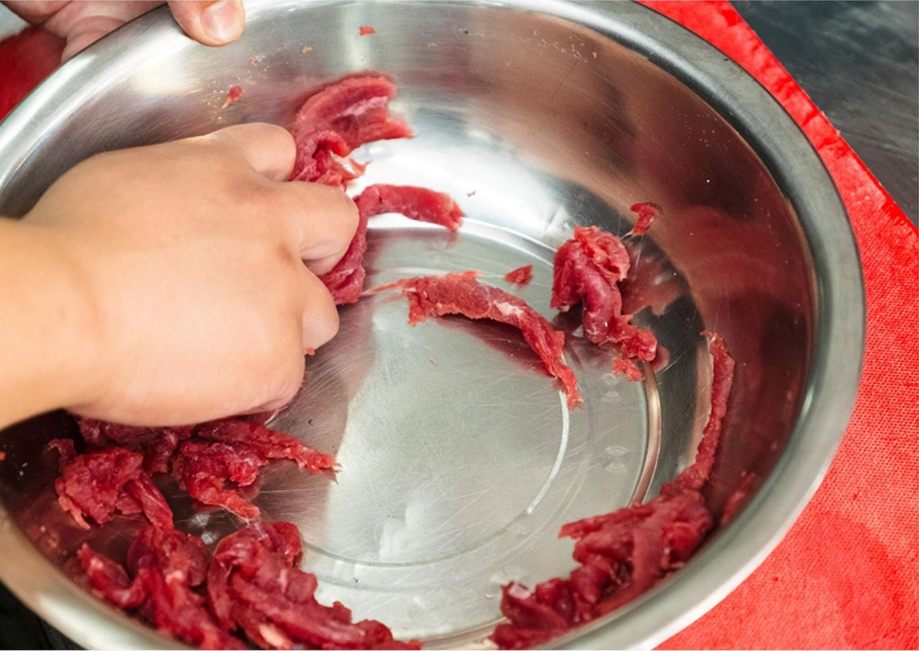 腌牛肉|牛肉又老又硬,因为你只会加生粉,大厨一招就把牛肉变得又嫩又滑
