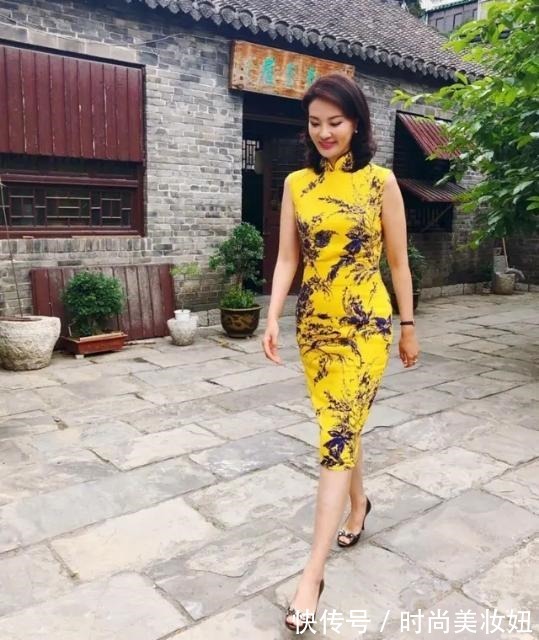 穿搭|刘芳菲不愧是央视“气质”主持,穿黄色连衣裙端庄优雅,太漂亮了