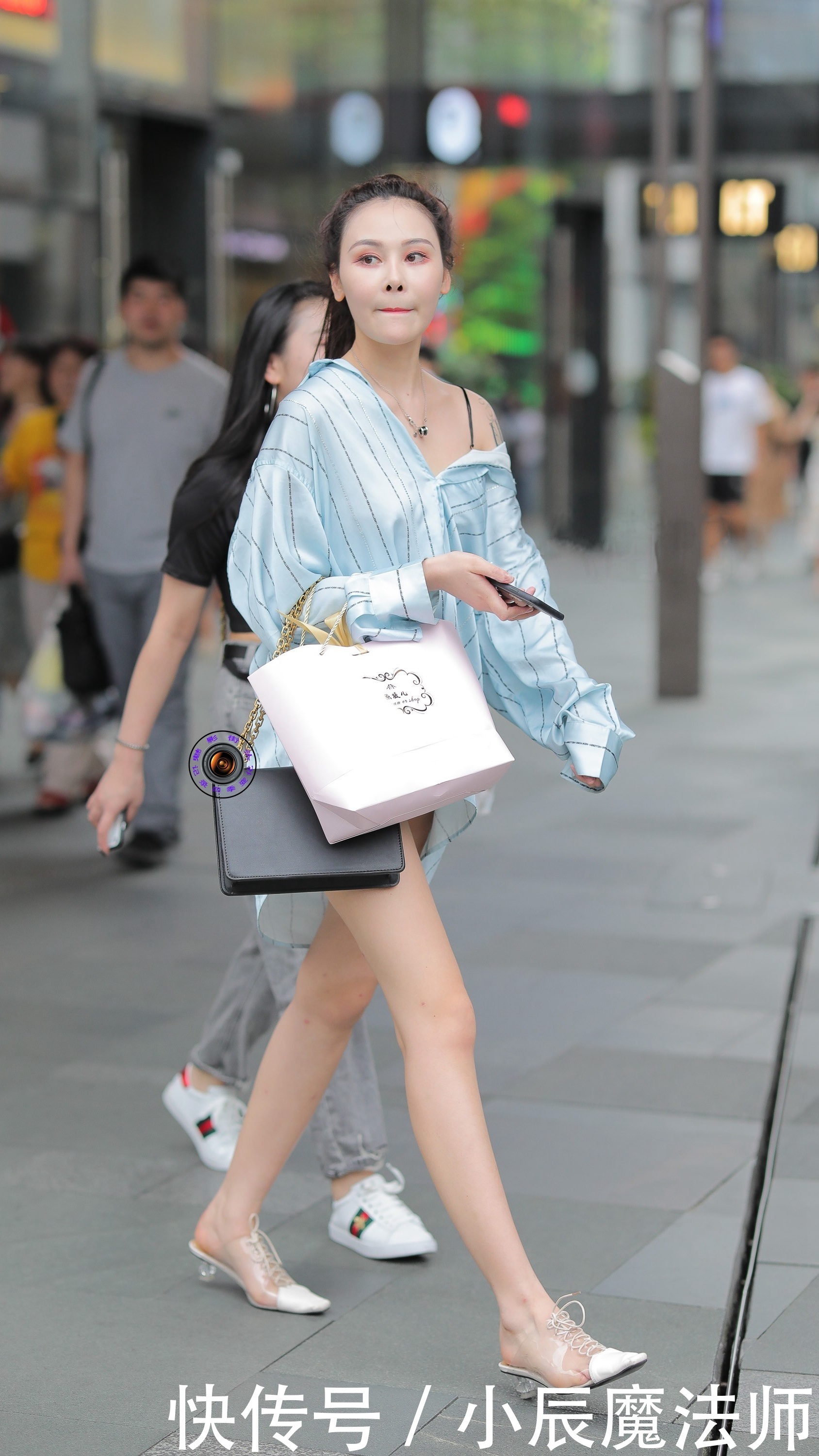  搭配|长款衬衫和透明穆勒鞋搭配下装消失，穿出风度翩翩，衬托时尚气质