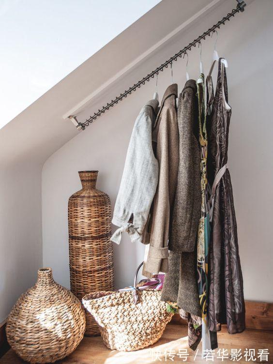 实用|衣杆上绕一圈圈钢丝,才不是多此一举,楼梯下挂衣拿放自如,实用