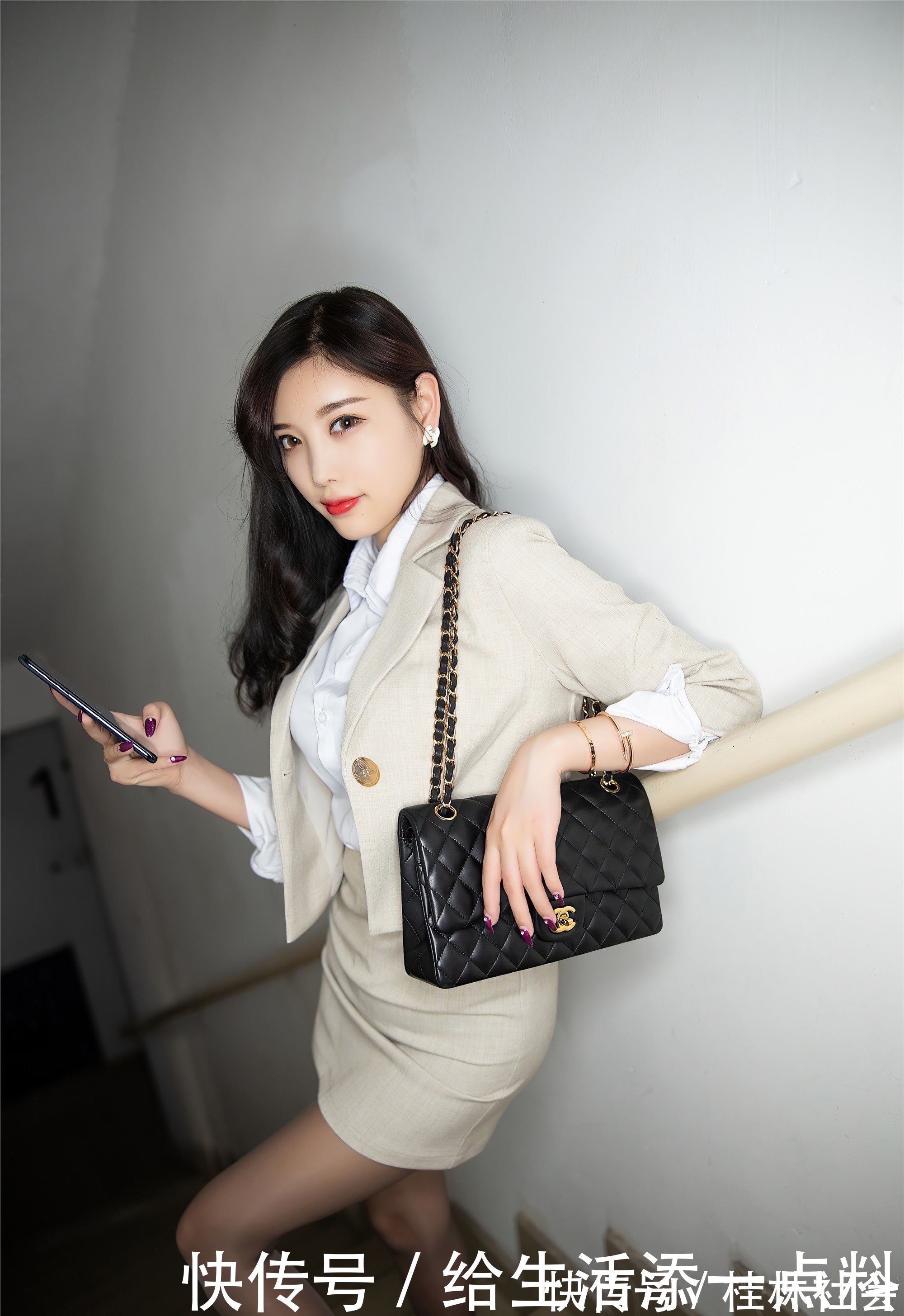 职业装|长发美女一身米色职业装居然也能如此清秀高雅,时尚迷人