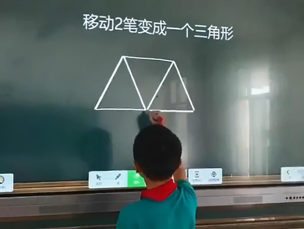 逻辑|移动2笔变成1个三角形？小学生做题征服众人，网友：逻辑鬼才