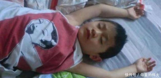 监控|家里请保姆后,8岁儿子总想睡觉,父母查看监控后奖励保姆5万元