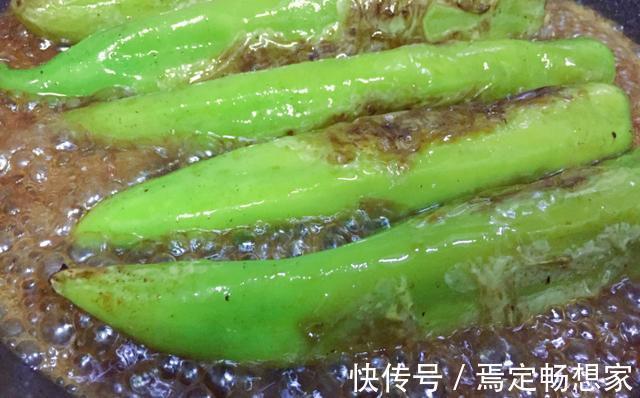 手把手教你做煎酿青椒,每次去饭店必点的菜,10块钱能做一大盘