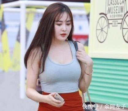 好身材|街拍紧身牛仔裤小姐姐,完美地诠释了什么叫S型好身材