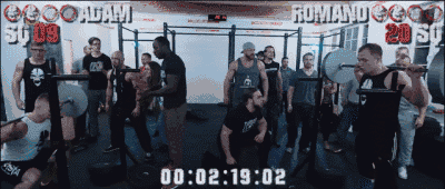 肌肉|俩肌肉小伙健身房PK，次日尿液呈酱油色，练出了肌肉溶解症