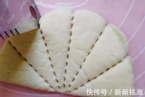 面粉别只会蒸馒头,试试这个做法,既是菜也是主食,解馋过瘾饱腹