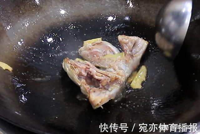 鱼头炖汤,最忌鸡精味精!教你2个技巧,鱼汤奶白浓郁,只鲜不腥