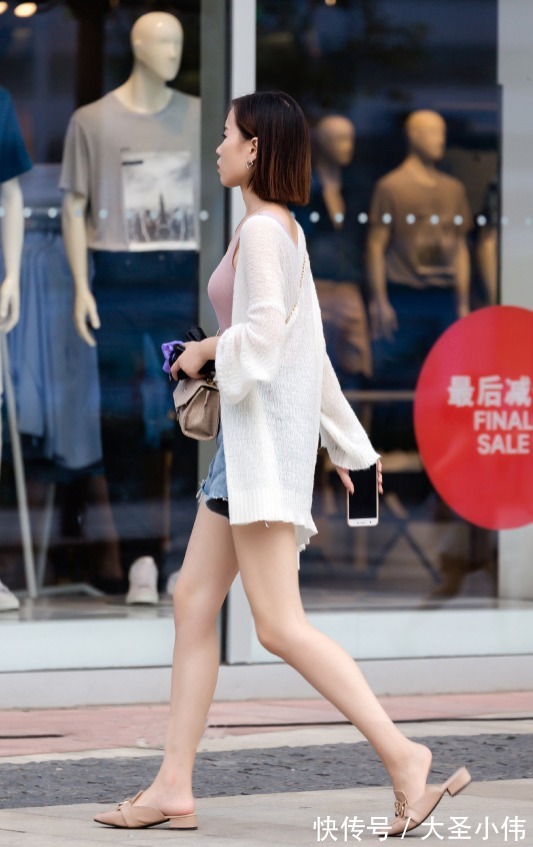 街拍|美女街拍:短发小姐姐的穿搭技巧,针织衫搭配牛仔短裤,轻松打造休闲风