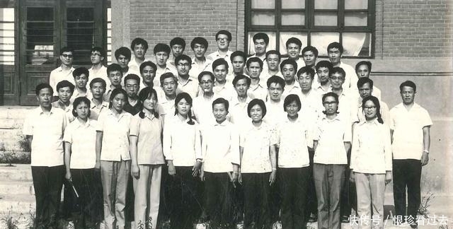 嫂子卖嫁妆供他读书,后创办比亚迪坐拥百亿身家,现与哥嫂住对门