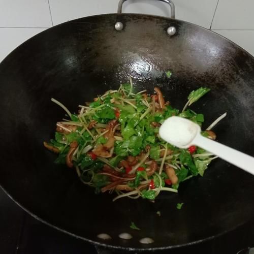 香芹炒猪耳，脆嫩可口，美味下饭菜