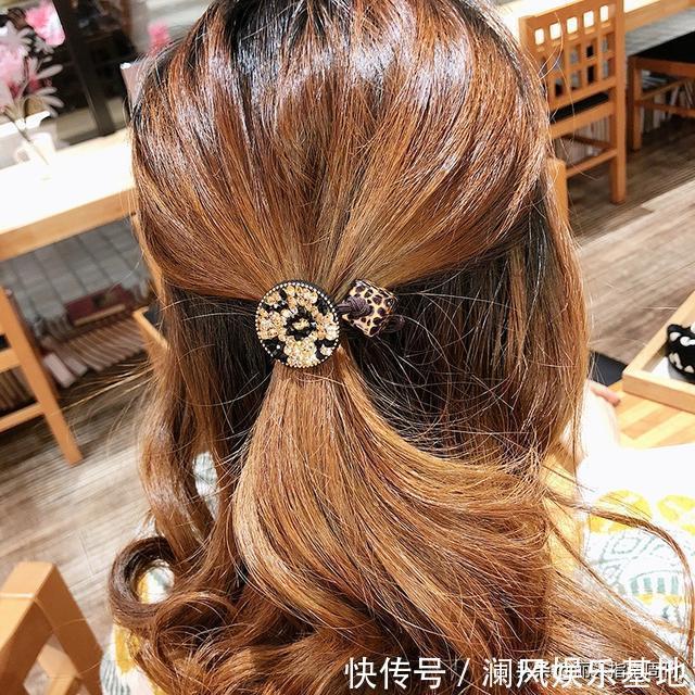 女人的包包里除了钥匙,这6个常用品不可少!不占地方还大有用途